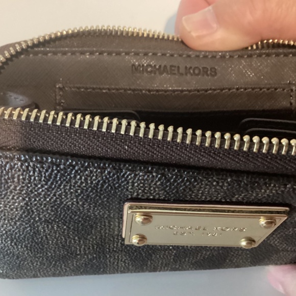 Michael Kors Signature logo Wristlet Wallet - Picture 9 of 11